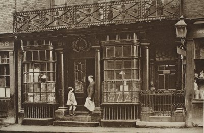 Lebensmittelgeschäft in der Artillery Lane 56, nahe Bishopsgate, aus Wonderful London, veröffentlicht 1926-27 von English Photographer